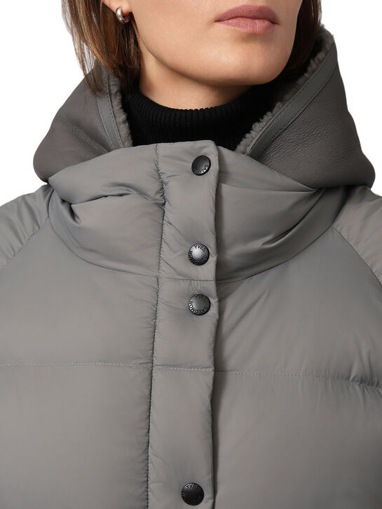 Куртка-пуховик с съемной манишкой из овчины Yves Salomon , арт.  | Фото 11