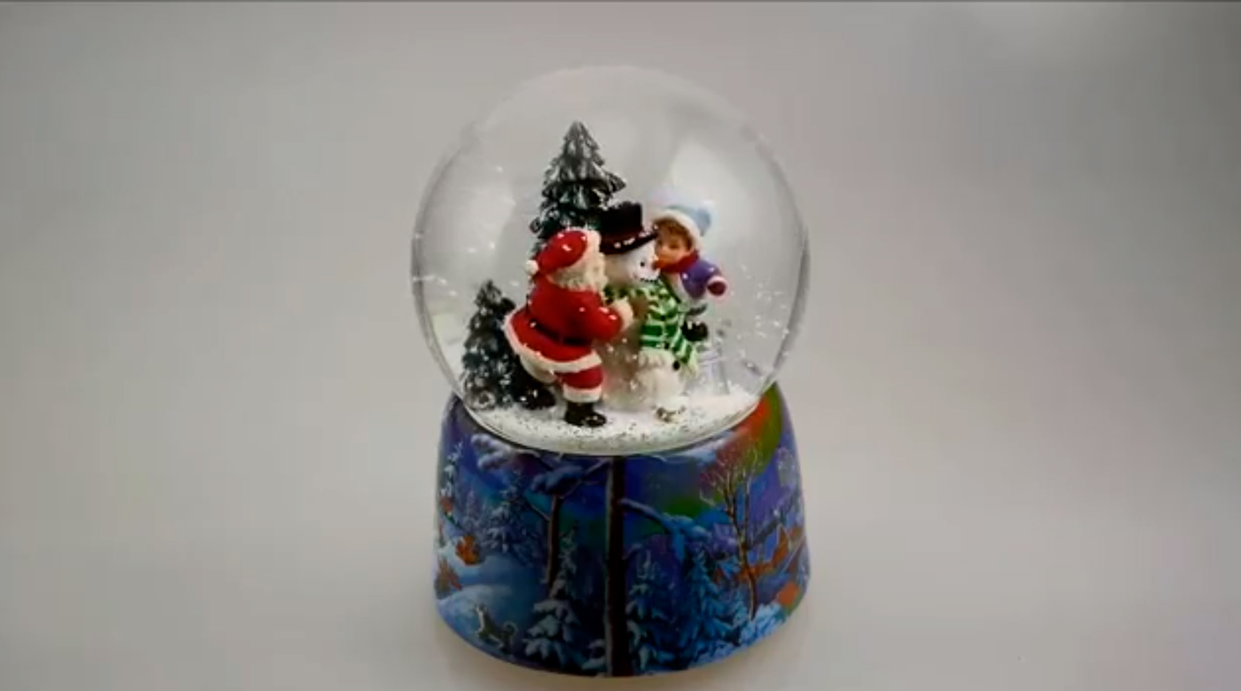Musicboxworld Шар &quot;Санта со снеговиком и ребенком в лесу &quot;