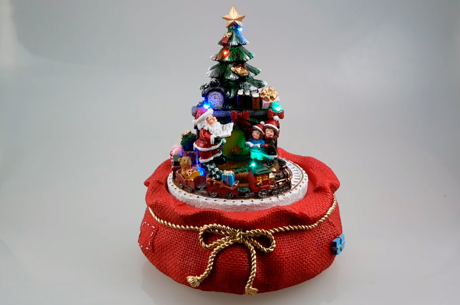 Musicboxworld Новогодний сувенир &quot;Рождественская елка со сценой поезда&quot; музыка (батарейки в комплект не входят)