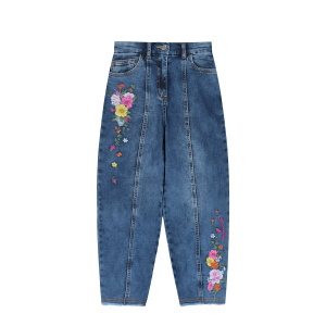 Синие джинсы с цветочной вышивкой