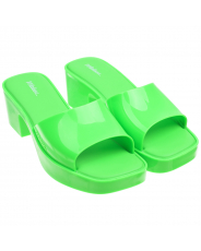 Зеленые шлепки на каблуке
