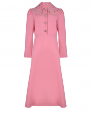 Розовое приталенное платье